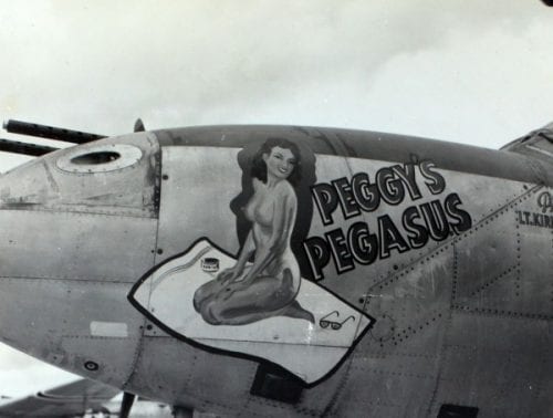 En 1943, pin-up sur un chasseur Lockheed P-38 Lightning de l’US Army Air Force.