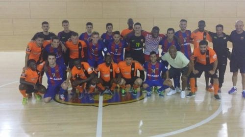 L'équipe Paris Acasa Futsal avec le FC Barcelone, après une rencontre.