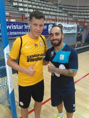 Mikaël, joueur Acasa (à gauche) avec Ricardinho ou R10, meilleur joueur de futsal au monde. Véritable star, il est né au Portugal en 1985. Ici à Madrid lors d'un stage cet été.